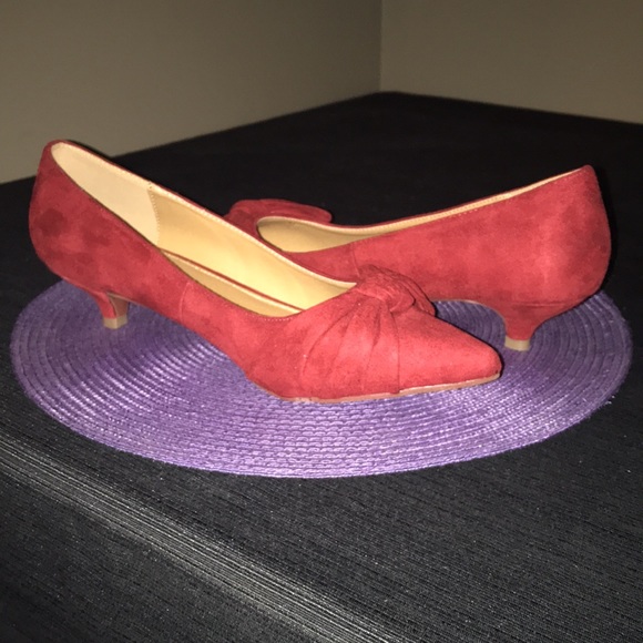 Comfort View Red Suede Kitten Heels - Picture 6 of 7